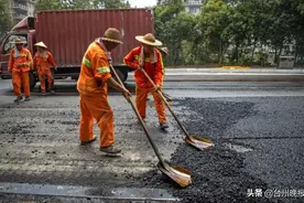 战高温 送清凉丨饱经“烤”验的筑路工人：脚踩140℃沥青，胶鞋穿半个月就报废了图片