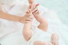宝宝1-12个月发育指标和早教指南 宝爸宝妈看过来图片