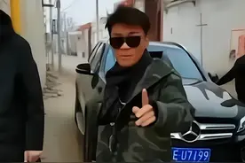 王宝强开豪车回乡，村口给他立了招牌，没想到他竟还生气了图片