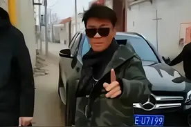 王宝强开豪车回乡，村口给他立了招牌，没想到他竟还生气了图片