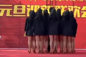 湖北某艺术学校表演节目，男女生劲歌热舞，“衣着清凉”惹争议图片