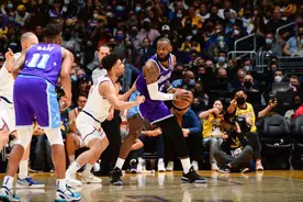 詹姆斯复出砍29+13+10，湖人21分逆转加时胜尼克斯图片