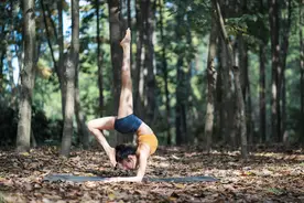 倒立五分钟，胜过睡觉2小时，倒立的7个好处，尤其是最后一条！图片