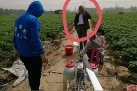 重庆52岁农民，因征地获利1000万，请客却用2瓶“差劲酒”惹怒怼图片