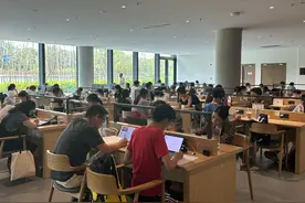 溜娃好去处、自习天花板……暑假期间，成都各大图书馆迎来“高温潮”图片