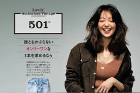 2022年的牛仔裤，流行裤腿“剪一刀”，时髦帅气普通人穿也很出彩图片