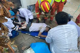 泥沙货车侧翻一人被困 安龙消防紧急救援图片