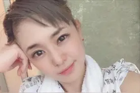 苍井空带双胞胎泡温泉，穿浴衣胸前挂湿毛巾，身材玲珑堪比产前图片