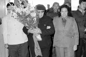 1962年毛岸青回乡祭拜母亲，下跪时遭邵华制止，顿时明白妻子用意图片