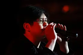62岁的郑智化晒草书，惊艳了书坛，笔走龙蛇，个性鲜明，颠覆认知图片