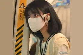 “昨晚和男朋友在小树林kiss，结果被闺蜜看到了…”​图片