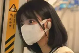 “昨晚和男朋友在小树林kiss，结果被闺蜜看到了…”​图片