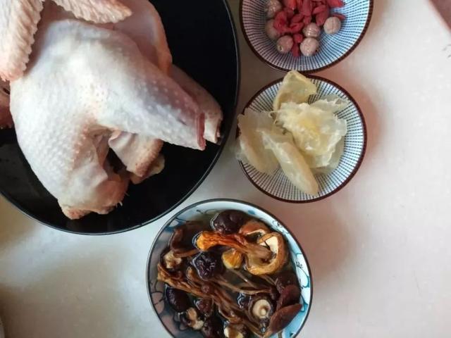花胶海参冬菇煲鸡汤的功效 花胶海参冬菇煲鸡汤的功效与禁忌