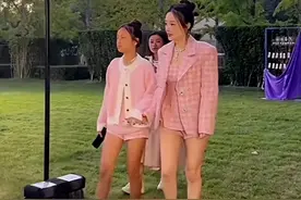 粉色母女装惹争议！肤色话题引热议。明星教育方式引反思图片