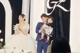 知名童星举办盛大婚礼！老公抱一岁女儿上台，郎才女貌画面太甜蜜图片