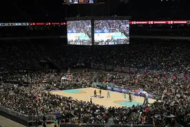 近7万人现场观战！NBA历史新纪录！库里被7名队友带飞图片