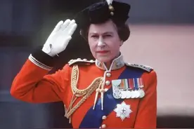 1981年，55岁的英女王侧身骑马英姿飒爽，被一名17岁少年射了6枪图片