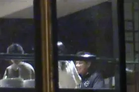 71岁谭咏麟风波后首现身，参加聚会获美女陪伴，手握酒瓶四处敬酒图片