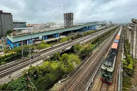 快看！15800吨大桥如何“空中转体”110度，还跨越7股铁道线图片