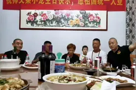 74岁戏骨梁小龙摆宴庆生！桌上四瓶茅台太豪气，拉爱国横幅获点赞图片