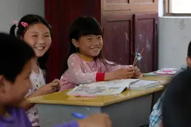 女孩被亲妈抛弃，养父捡破烂供她读书，亲妈得知有赔偿款立马回来图片