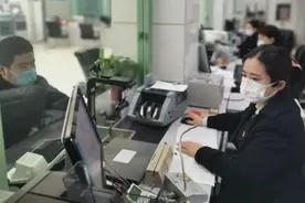 银行员工建议，有事没事可以在手机银行里转一些钱，这是为何？图片