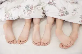 孩子天生缺少脚趾，到底是怎么回事？我们该如何面对畸形的孩子图片
