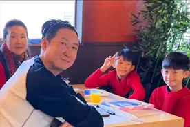 洪金宝前妻与儿孙在日本过年！吃鱼生采蘑菇很惬意，穿红衣精神好图片