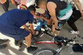 女孩脚卡自行车，疼痛大哭情绪激动，银川消防5分钟成功解救。图片