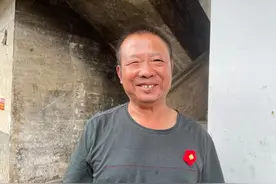 洪水中，环卫大叔冒死救上3名女孩，却遭邻居“大骂”图片