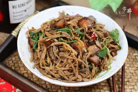 吃干豆角，要记住“先油后水”，熟得快还软乎，味道香入味好吃图片