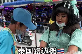 泰国路边摊的水果小车随处可见🇹🇭西瓜🍉芒果🥭各种水果都是冰镇的。表妹吃了三大袋根本停不下来😋视频封面