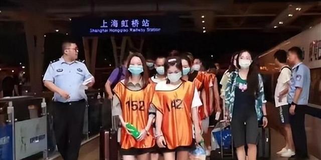 让女主播脱衣服，直播惊动警察，4000万网红二驴的下场，大快人心