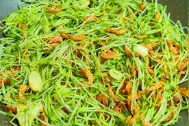 三伏天，遇到豌豆苗别手软，鲜嫩美味，营养极高，随手一炒，真香图片