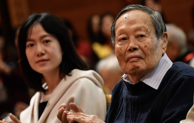 杨振宁曾坦言：我放弃中国国籍后，父亲一直没能宽恕我