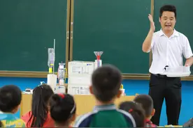这个饮料瓶会飞！乡村教师抖音自学实验，带学生自制“水火箭”图片