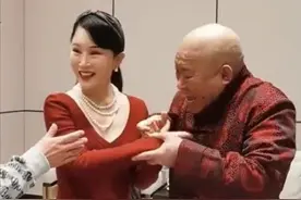 一级演员杜旭东惹争议！双手来回抓任静手不放，付笛生吃醋忙救场图片