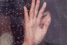 骂一次我爸，发一张裸照：23岁女留学生和北大父亲的畸形人生！图片