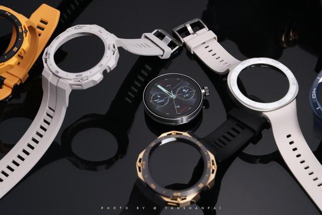 �ܴ�һ���̫���ģ���Ϊ�׿�ɻ����������ֱ�WATCH GT Cyber����