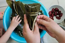 女儿学习包粽子，宝妈亲手传授技巧，你学会了吗图片