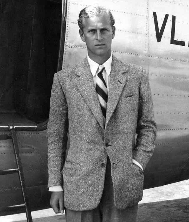 菲利普亲王有多帅?52岁送安妮公主出嫁英姿飒爽,比25岁女婿帅气