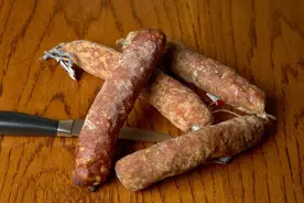 家里的腊肠，太硬咬不动咋办？奶奶教我2招，腊肠柔软又不咸图片