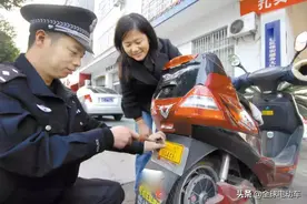 现在才知道，骑电动车、三轮车，随身要带哪些证件上路才不会被罚图片