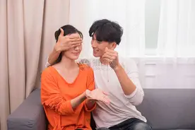 那些讨人喜欢的人，都是这样送礼物的图片