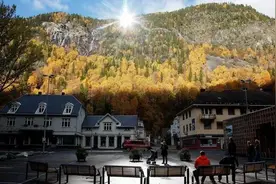 一个半年靠镜子反射阳光的城市图片