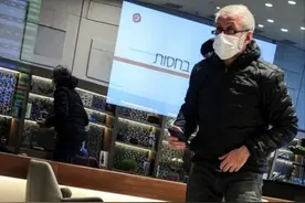 阿布被制裁后首次亮相！头发全白+面容沧桑，球迷直呼认不出来了图片