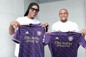 小罗见到偶像，62岁狮王也老了：一头金毛变银发，还能踢球图片