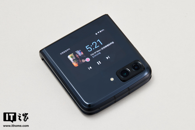 moto razr 2022 上手体验：实用为先，以旗舰致敬经典