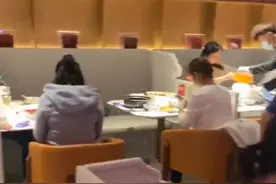 汪小菲新店开张太火爆！排队人数多到看不到头，张兰鞠躬感谢客人图片