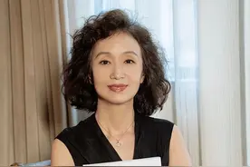59岁的三木妈妈，凭什么美得精致优雅？看穿搭就知道，高贵又时髦图片